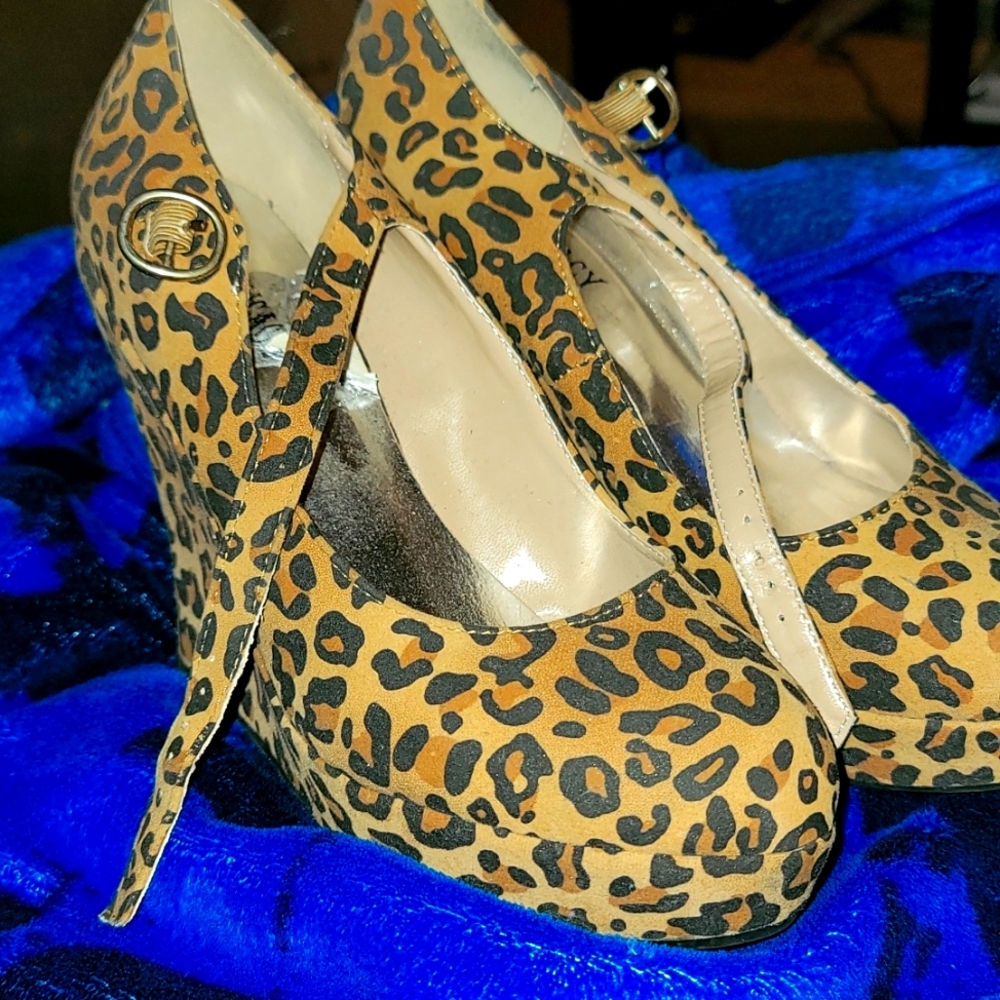 Delicacy size 9 leopard print wedges